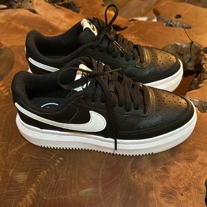 Nike Court. Women's Size 7.5. Comfort Insole.